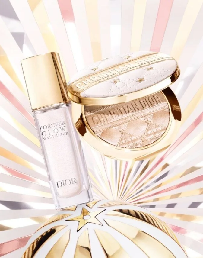 Diorのコスメ製品の画像です。FOREVER GLOW MAXIMIZERのボトルと、CHRISTIAN DIORのハイライトパウダーが写っています。