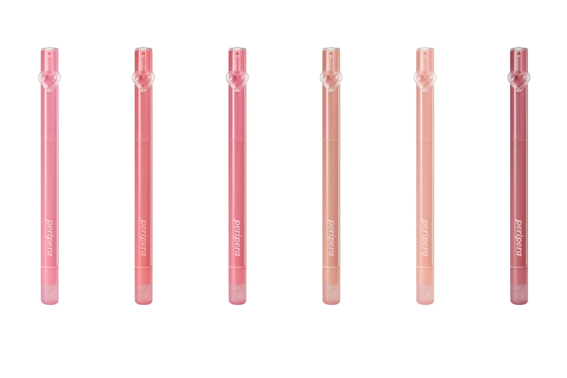 ピンクとベージュの色合いのコスメが並んだ写真です。各コスメにはハートの飾りがついています。