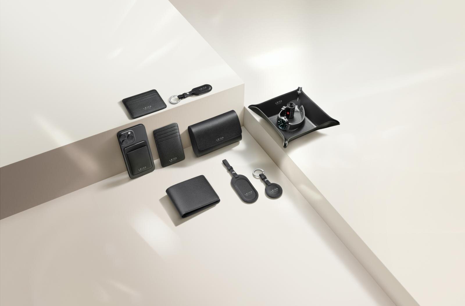 ライカのロゴ入りレザーグッズ - ブラックの牛革製財布＆ラゲッジタグ、フィルムホルダー｜写真1