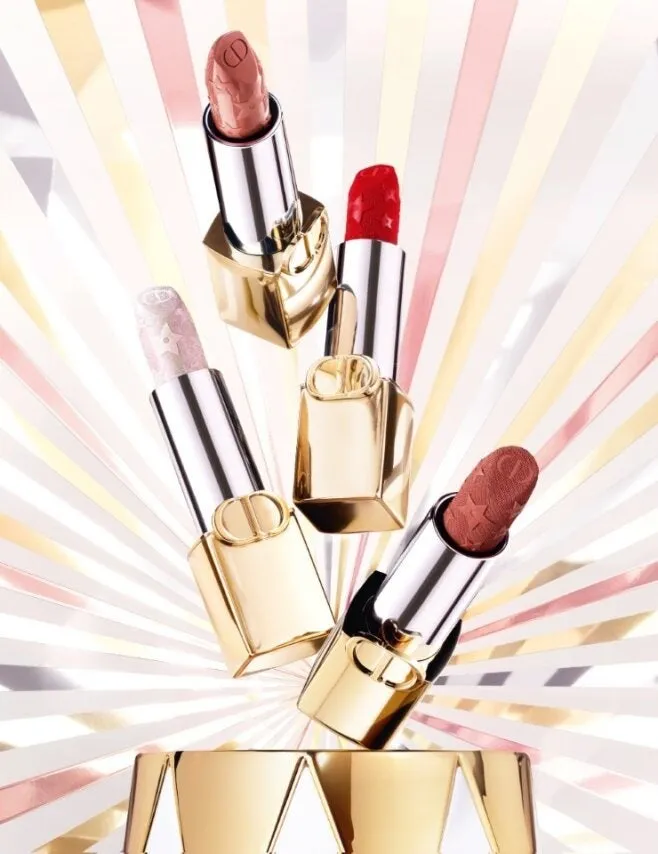 ディオール リップスティック製品のクローズアップ画像。リップスティックはさまざまな色とデザインで、金色の背景に配置されています。