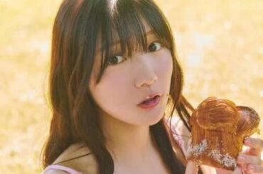 日向坂46・河田陽菜 美脚際立つ水着ショット＆芝生に寝そべり無防備な読書姿…“おひな”の愛らしさ溢れる書店特典 全18種絵柄公開！2nd写真集『テイクオフ』 - au Webポータル