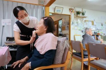 高齢者 メークで笑顔に　「介護美容」に取り組む介護福祉士 - Miyanichi e-press