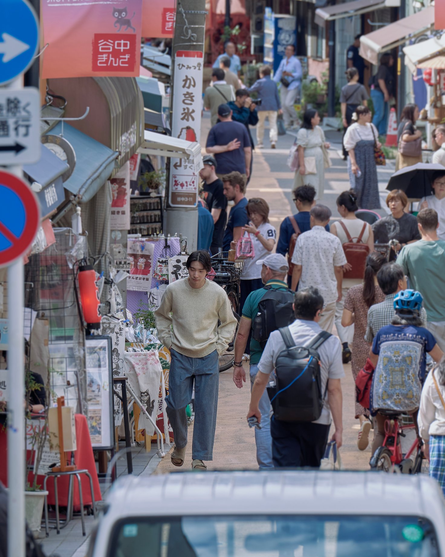 ユースオブザウォーターの洋服を着た男性モデル