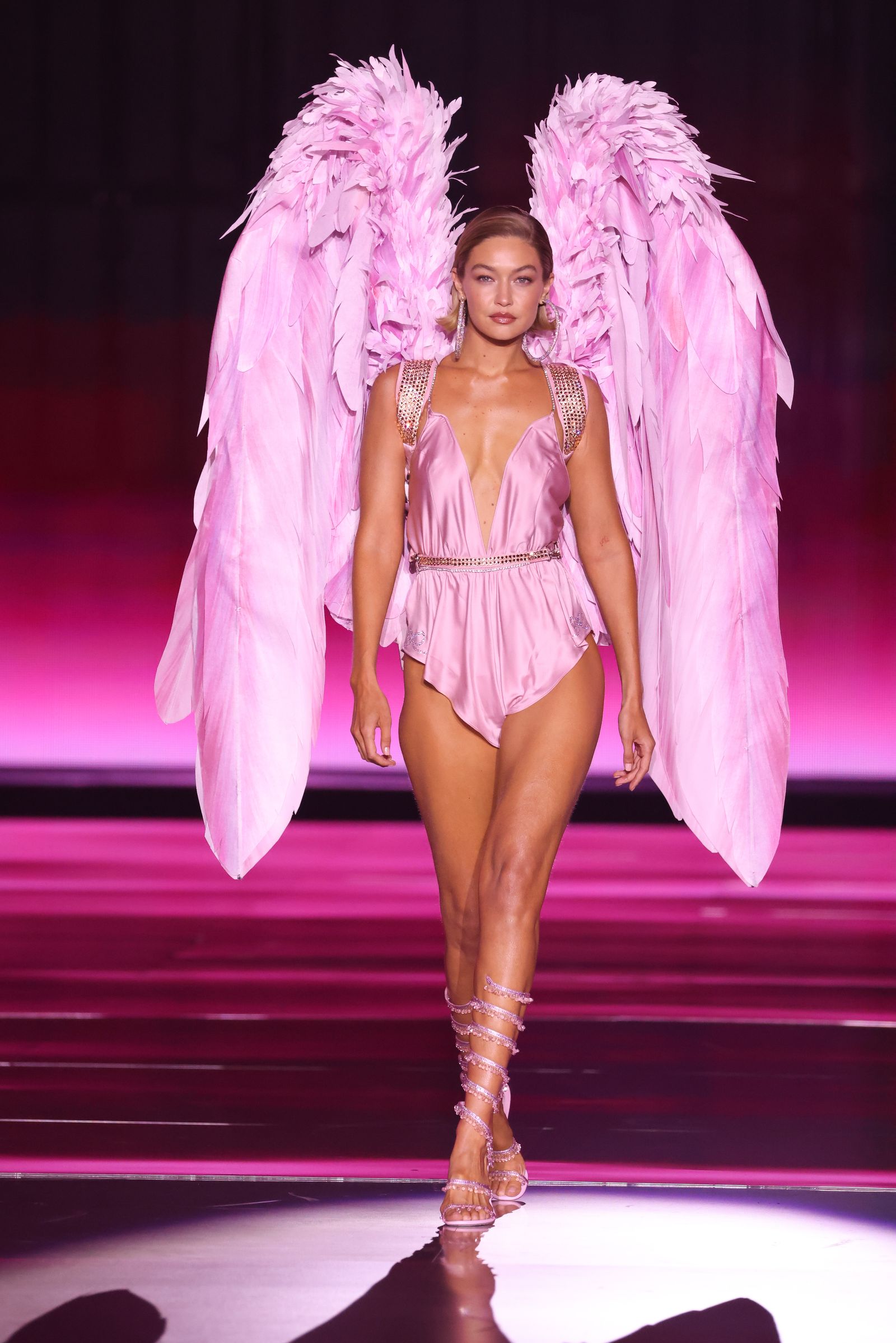ジジ・ハディッドGigi Hadid on the runway at the Victoria's Secret Fashion Show held at the Brooklyn Navy Yard on October 15 2024...