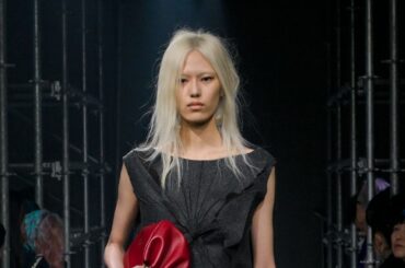 今季のファッションウィークで大注目！ トレンド最前線に浮上した“ローファーブーツ”とは？ | Vogue Japan