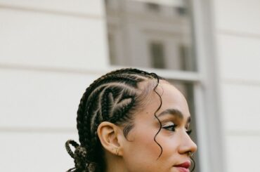 アクセと編み込みでイメチェン。ロンドンストリート発、個性派ヘア５選【ファッション賢者たちのヘアアレンジ術】 | Vogue Japan