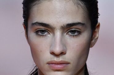 2026年春夏ミラノコレクション｜ドルチェ＆ガッバーナやプラダが彩る最新ビューティートレンド5選 | Vogue Japan