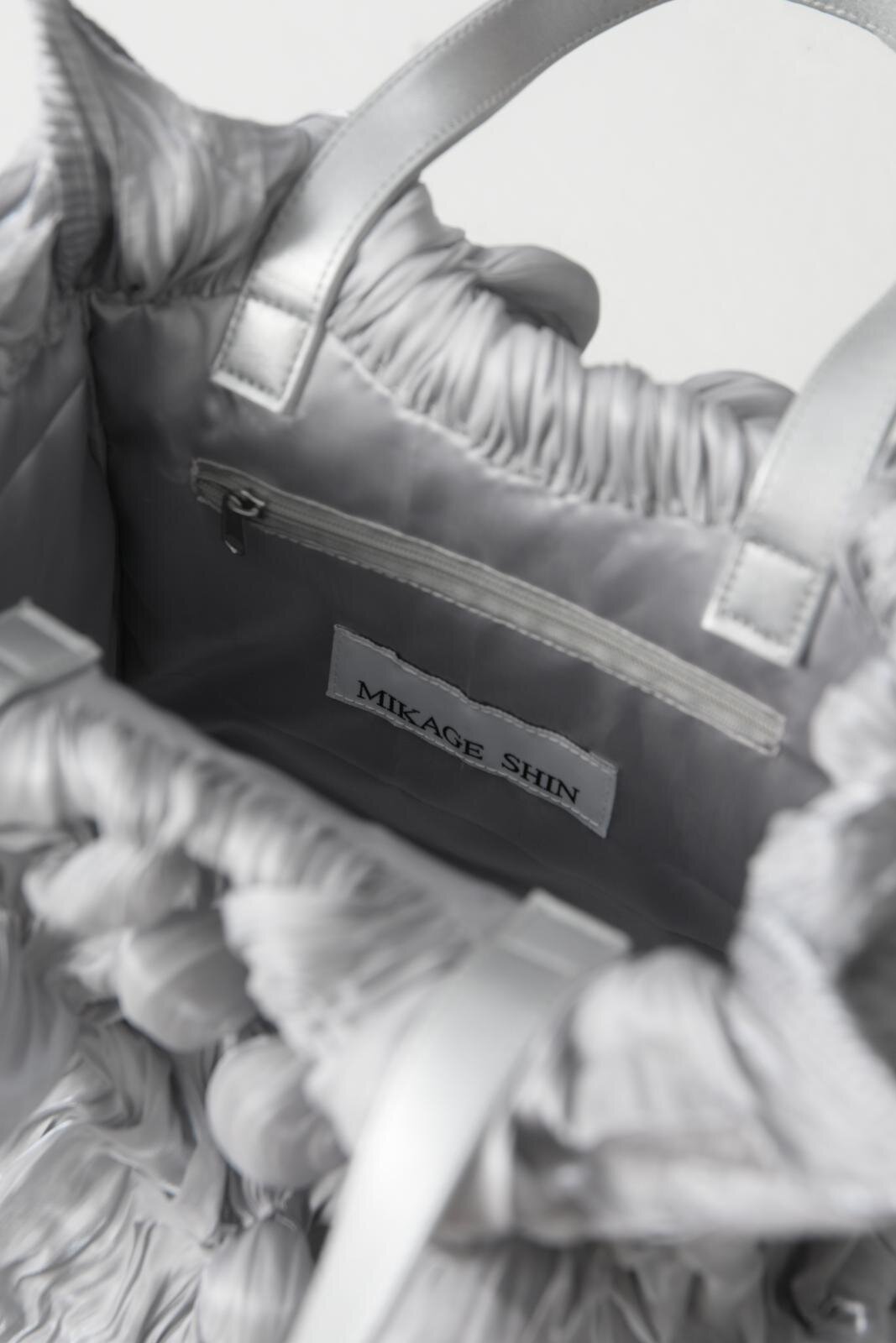 「スキッピー シボリ リキッド バッグ」68,200円