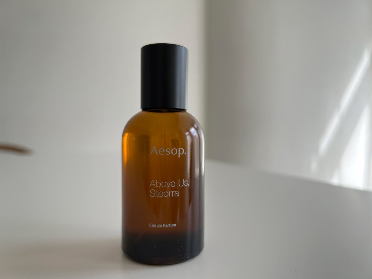 イソップの2025年秋の新作フレグランス「アバブ アス、ステオーラ」のボトル1