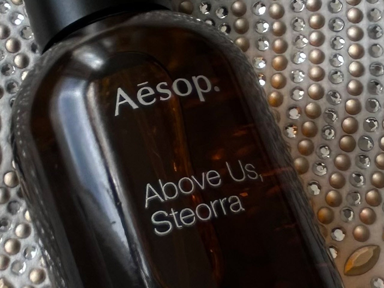 イソップ「アバブ アス、ステオーラ」のロゴ