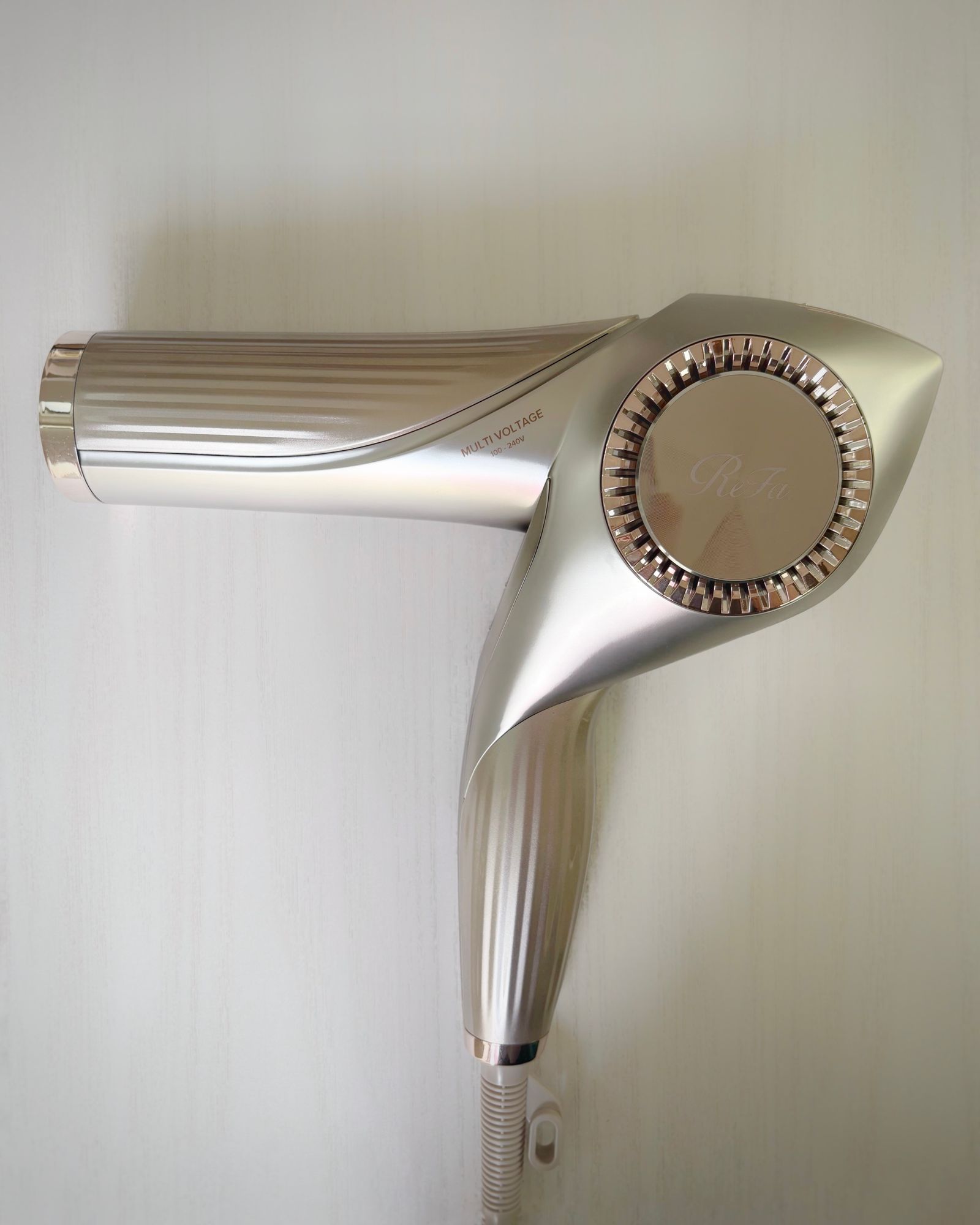 リファ ビューテックドライヤー BX W ￥74800（10／8発売）／MTG（0120467222）