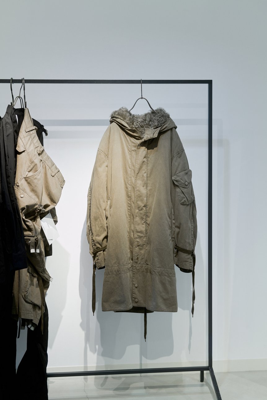 ラックにかかったモッズコート