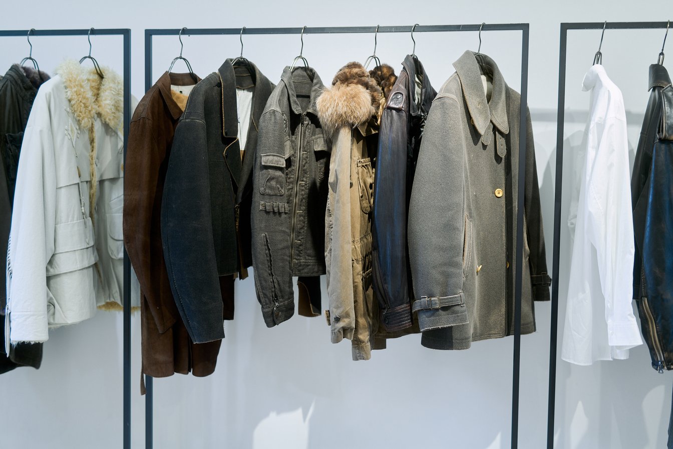 ラックにかかったアーカイヴの服