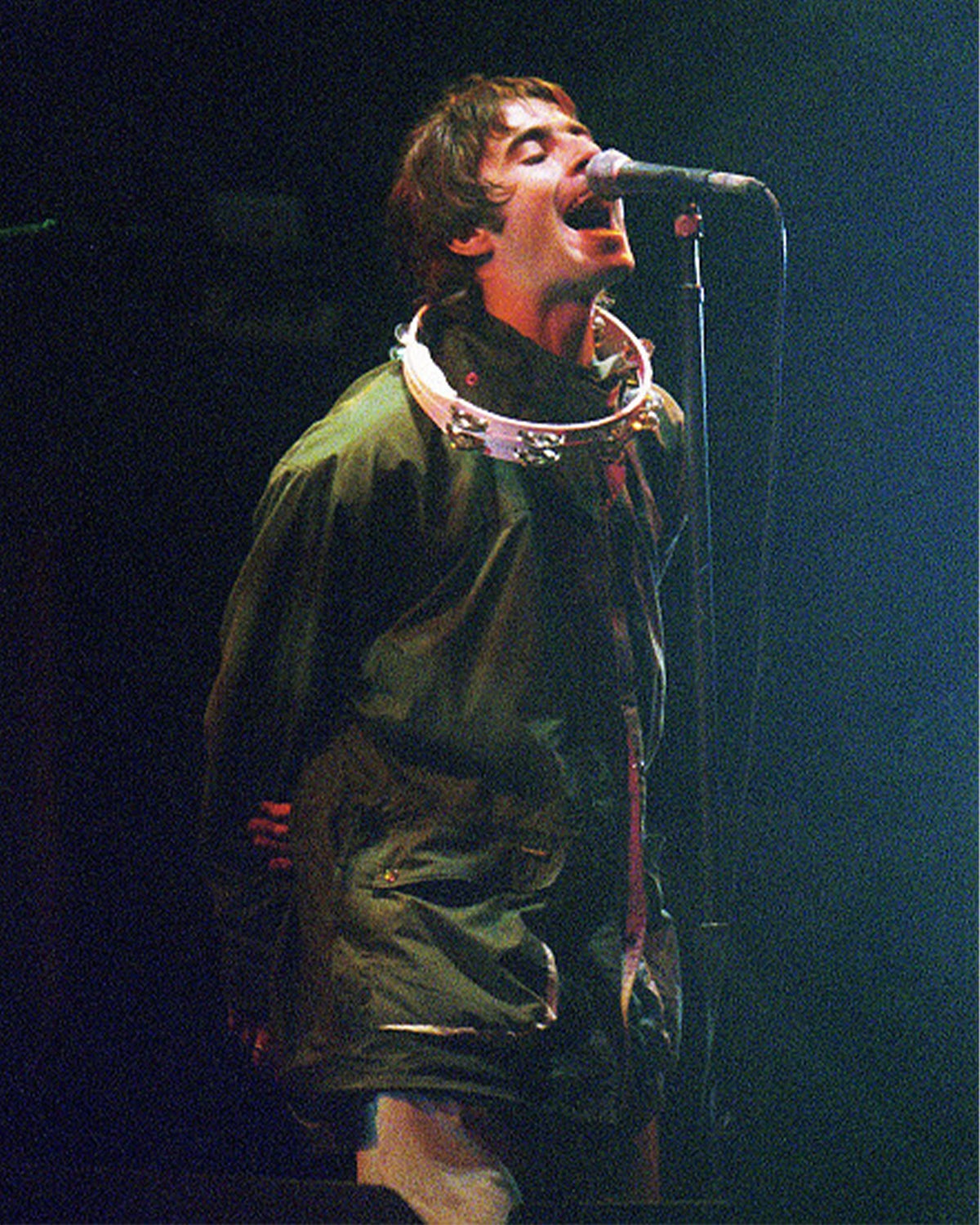 トレードマークともいえるモッズコートでステージに立つリアム