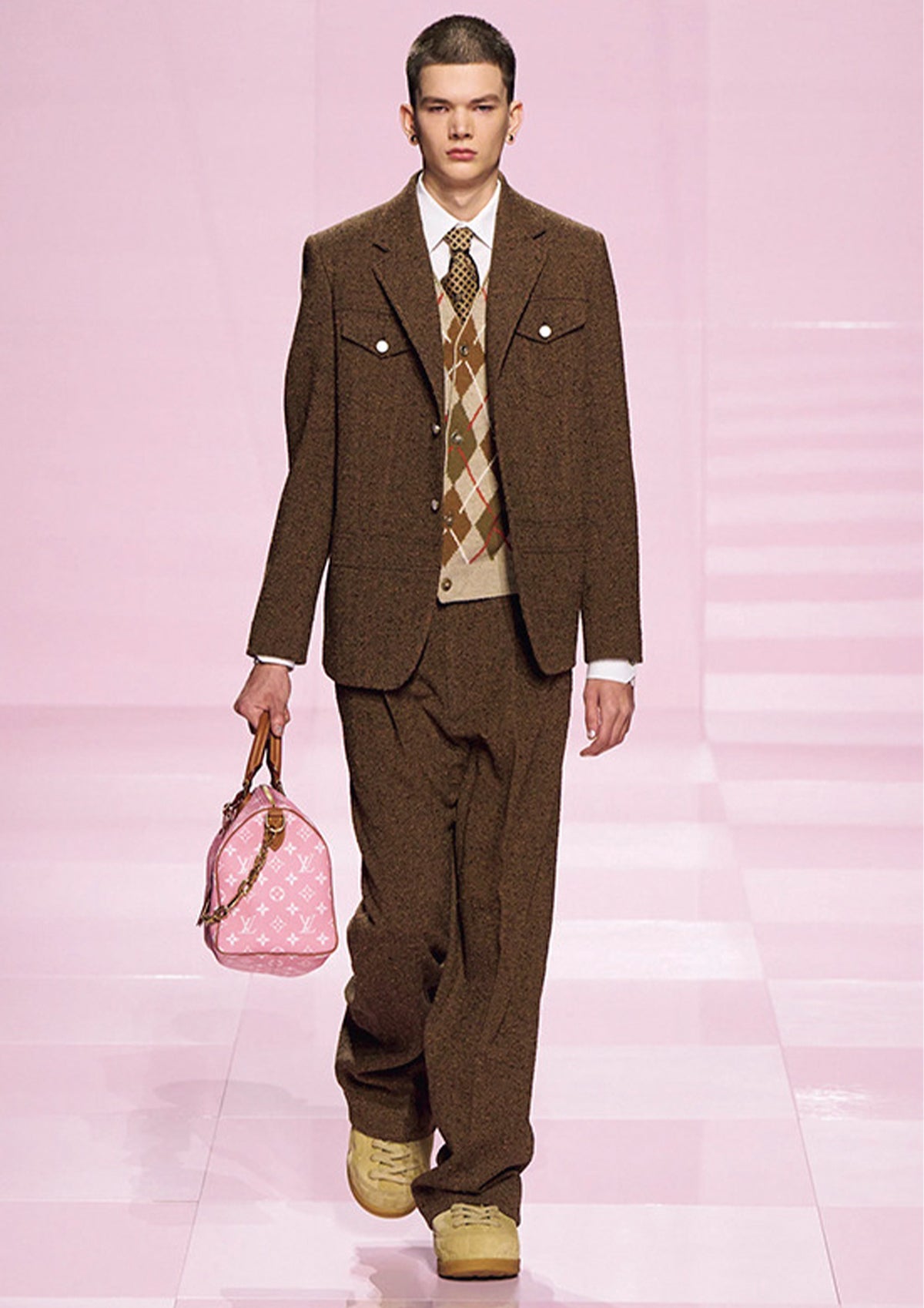 メンズ クリエイティブ・ディレクターのファレル・ウィリアムスと、NIGO®が共同で発表したルイ・ヴィトン