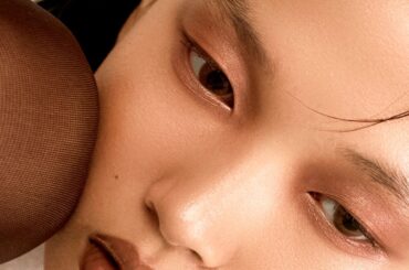 2025年秋冬ブラウンメイク——サテン質感アイメイクの作り方 | Vogue Japan