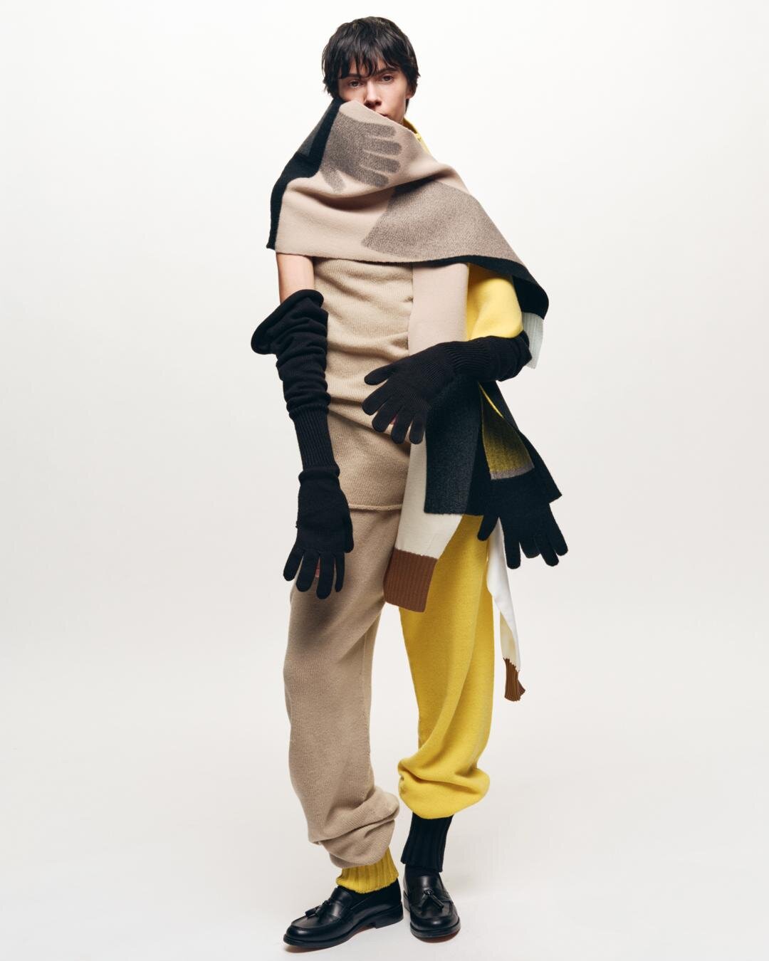 ハイネックノースリーブトップ 63,800円、パンツ 104,500円