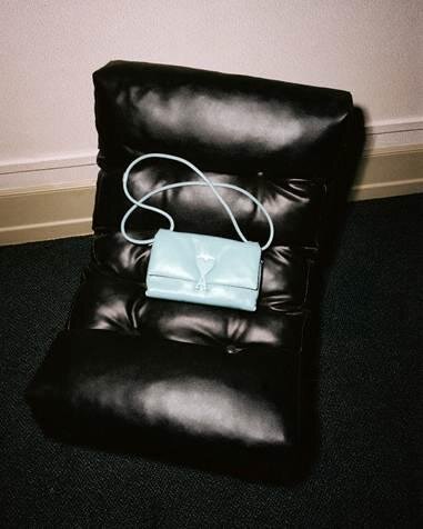 アミ パリス“パステルブルー＆ピンク”のハートロゴ入りマフラー、ふんわりアルパカニットも｜写真12