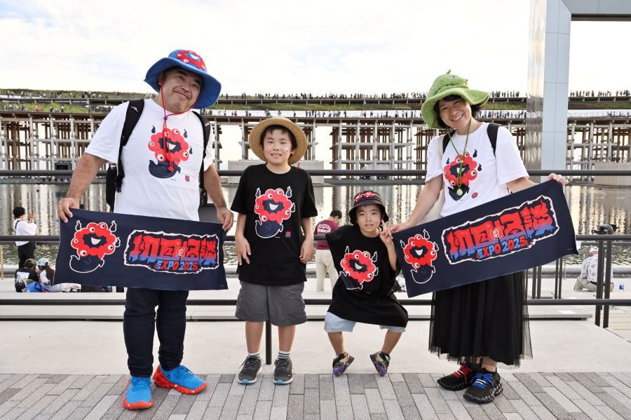 愛知からナオユキさん、ユウキくん、ヨシキくん、トモコさん（撮影：10月11日：大阪・関西万博）