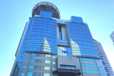 「アイドルの裏側(笑)」真っ白な衣装で喫煙 TBS生ライブ舞台裏にネットツッコミ「この衣装で渋すぎ」 - au Webポータル