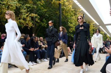 セリーヌ 2026年 サマーコレクションは、“思い出の一部になる”ファッションを問う