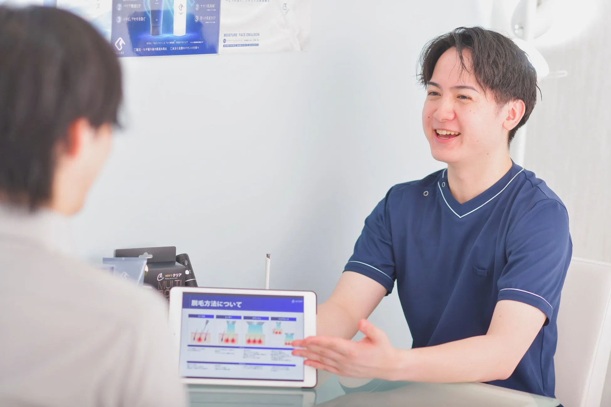 男性が脱毛について説明している様子