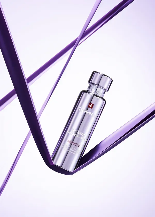 シルバーの美容液ボトル