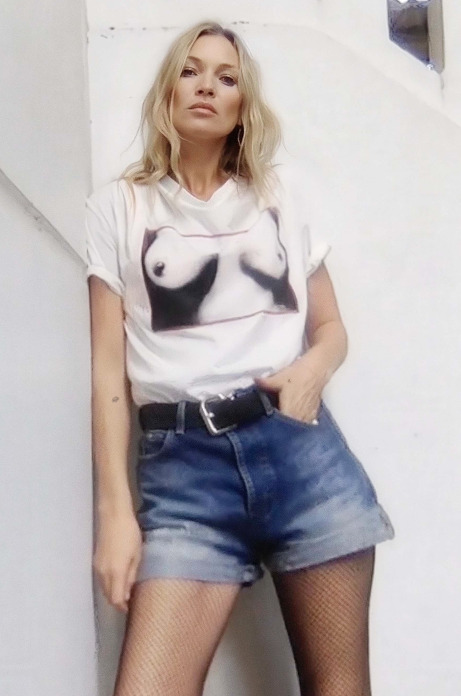 ヴィヴィアン・ファンデーションの新作Tシャツを着用したケイト・モス