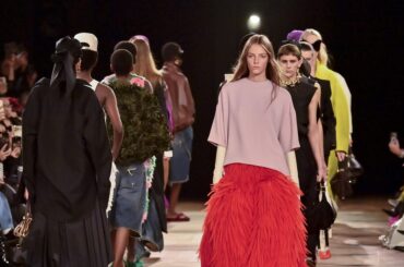 新生「バレンシアガ」が刻む新たな鼓動。歴史を礎にロマンティシズムが花開く | ファッション | ELLE ［エル デジタル］