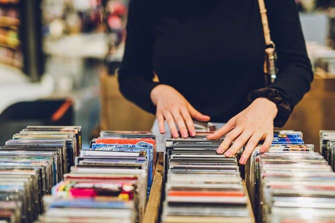 CDショップで商品を見る