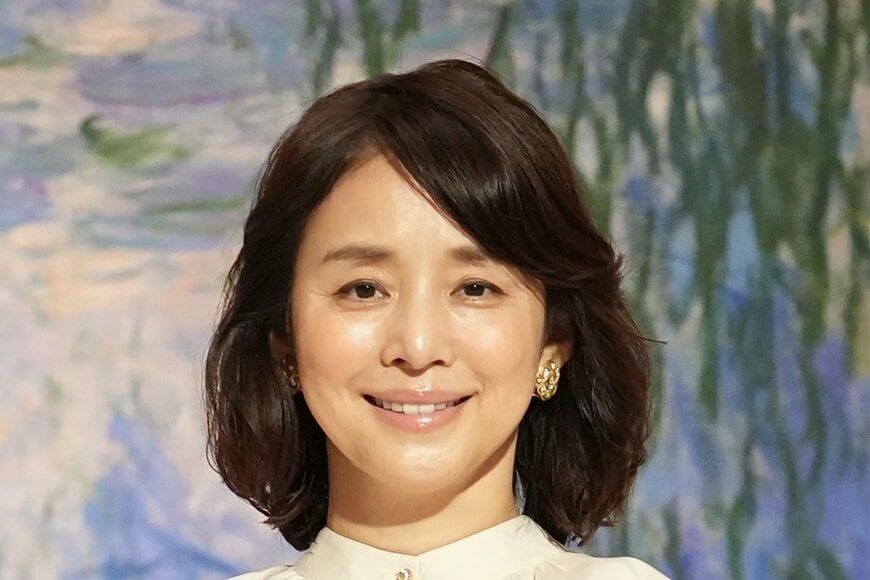 56歳 石田ゆり子 ショートヘア&全身白の清楚コーデが大反響「綺麗の一言」「あまりにも…」渡辺謙との2ショットも