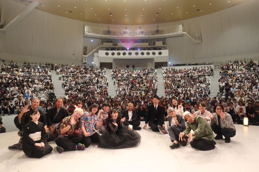 最後には出演者と来場者で記念撮影（9月9日／大阪・関西万博）