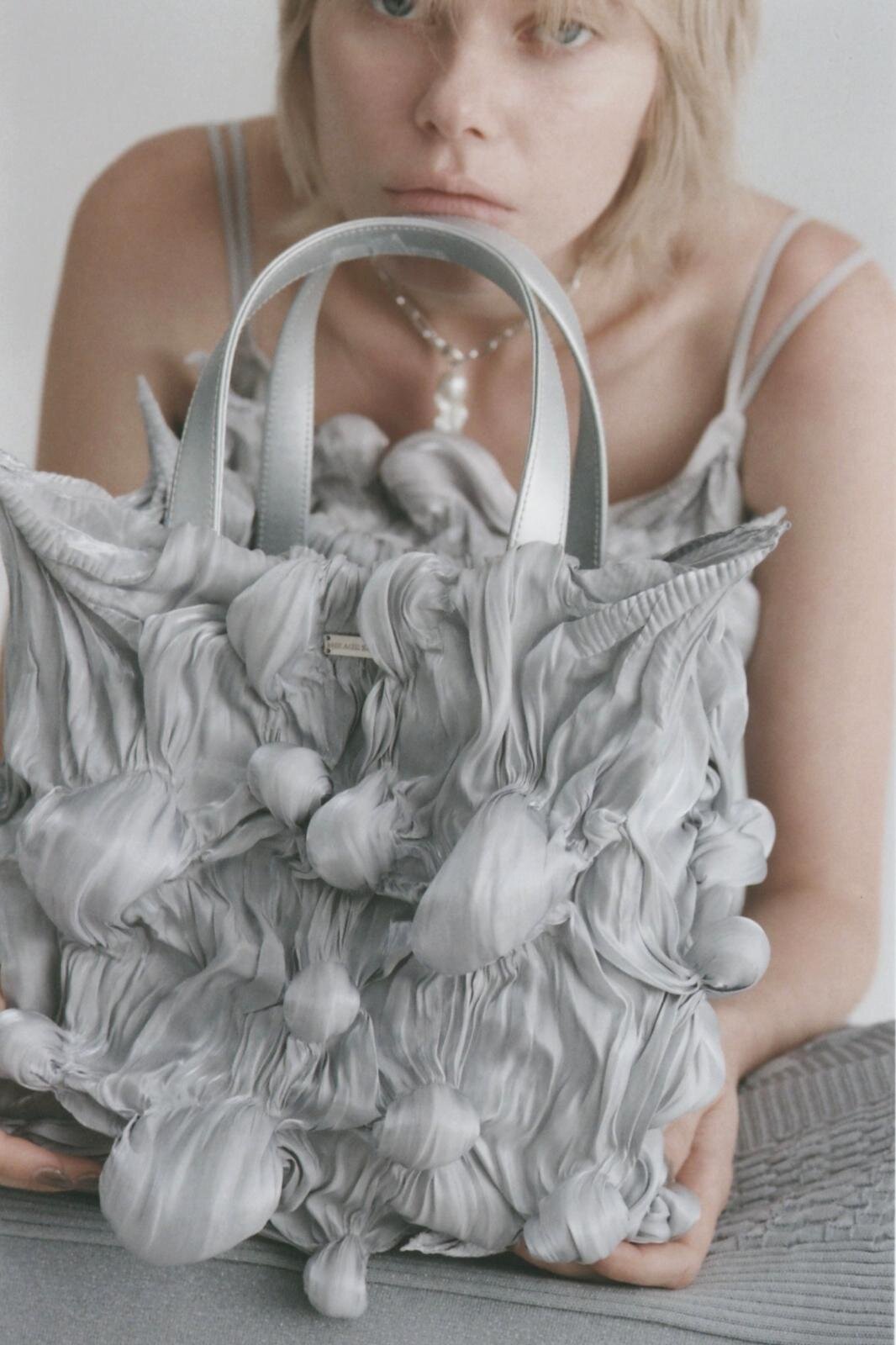 「スキッピー シボリ リキッド バッグ」68,200円