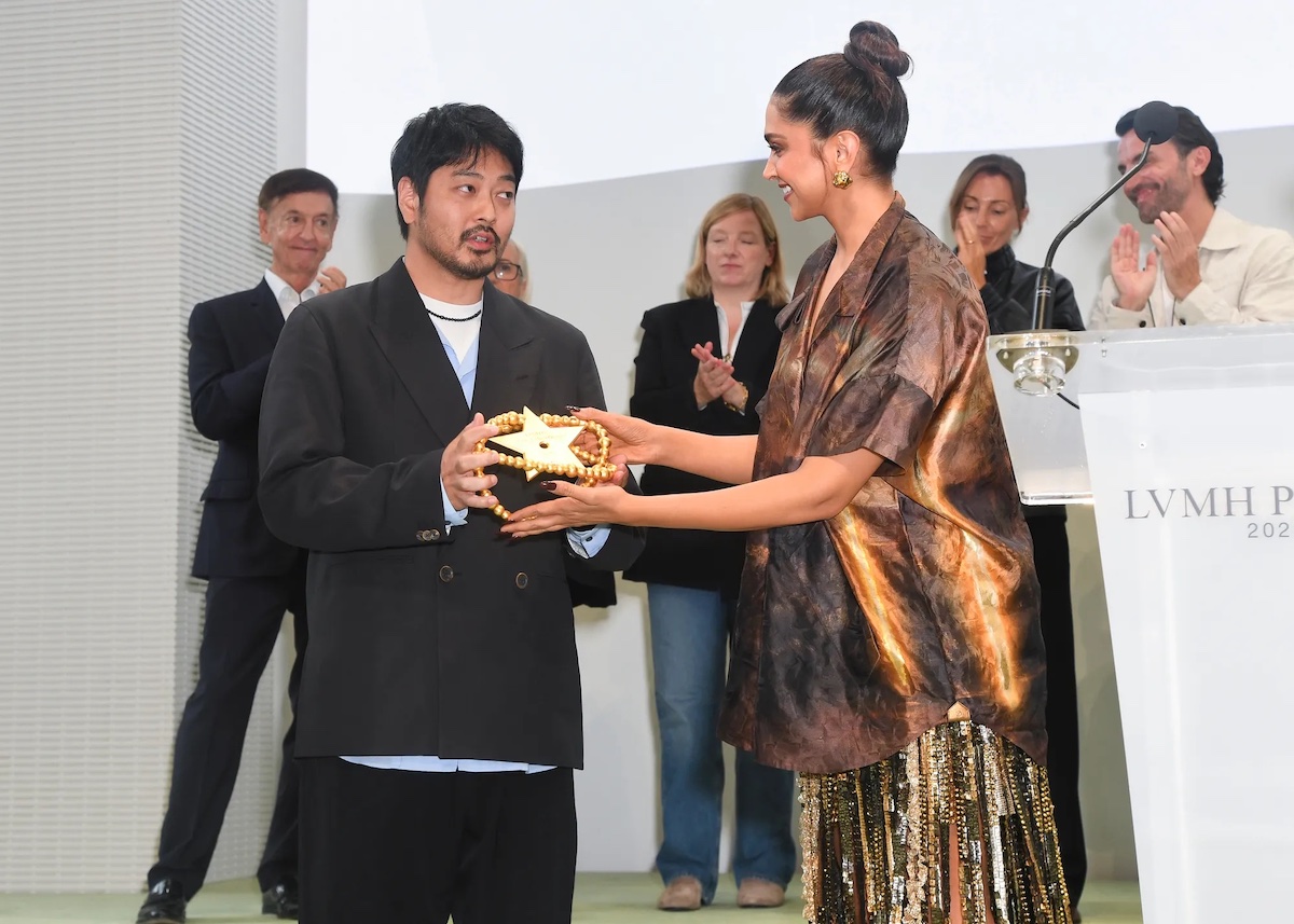 LVMHプライズを受け取る大月