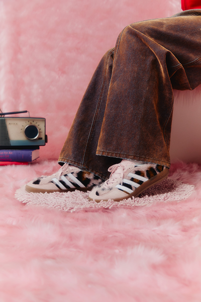 adidas Originals GAZELLE INDOOR MH atmos pink “Trinity Leopard”を履いた人