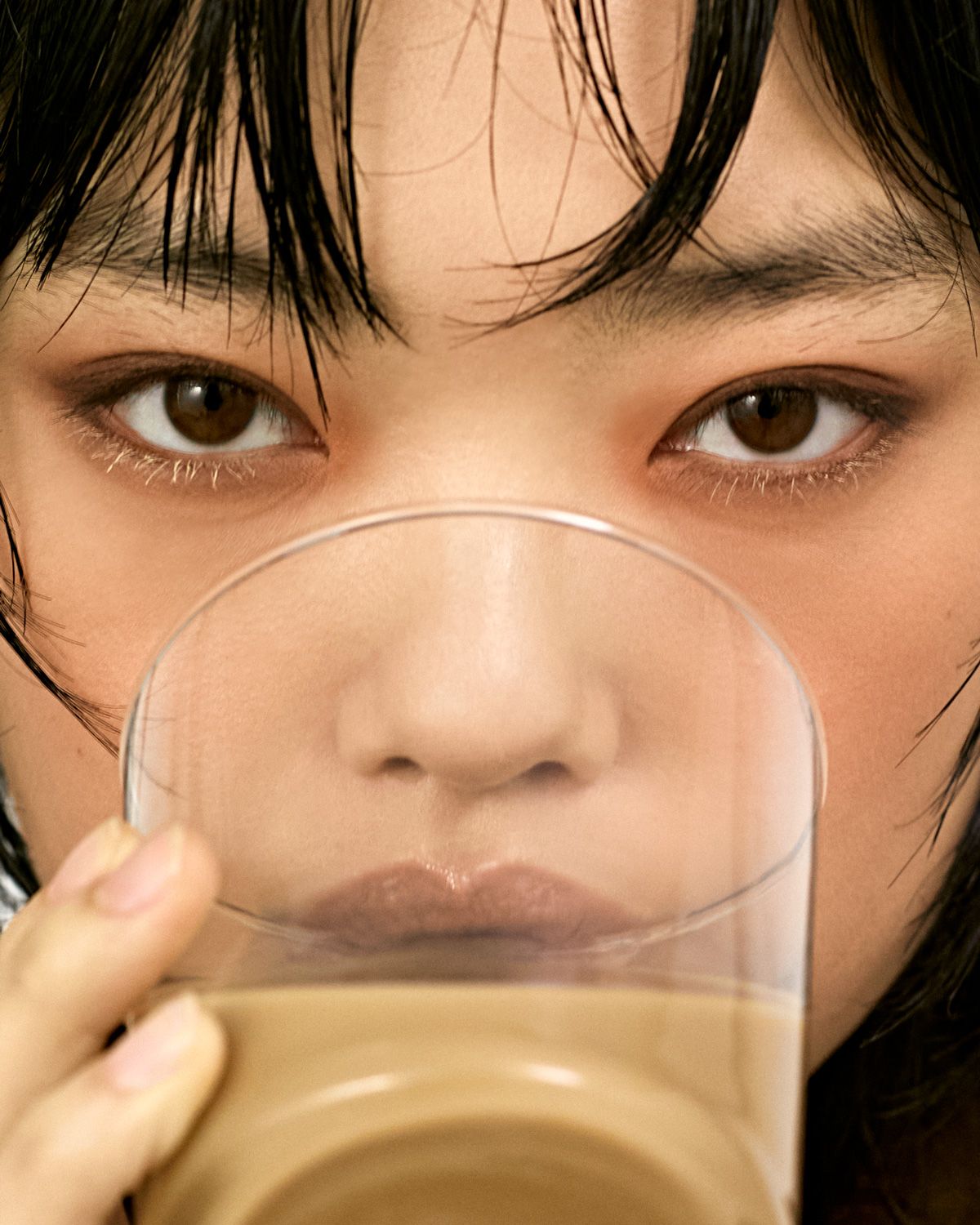 2025年秋冬メイク——スモーキーアイに合うリップの質感は？