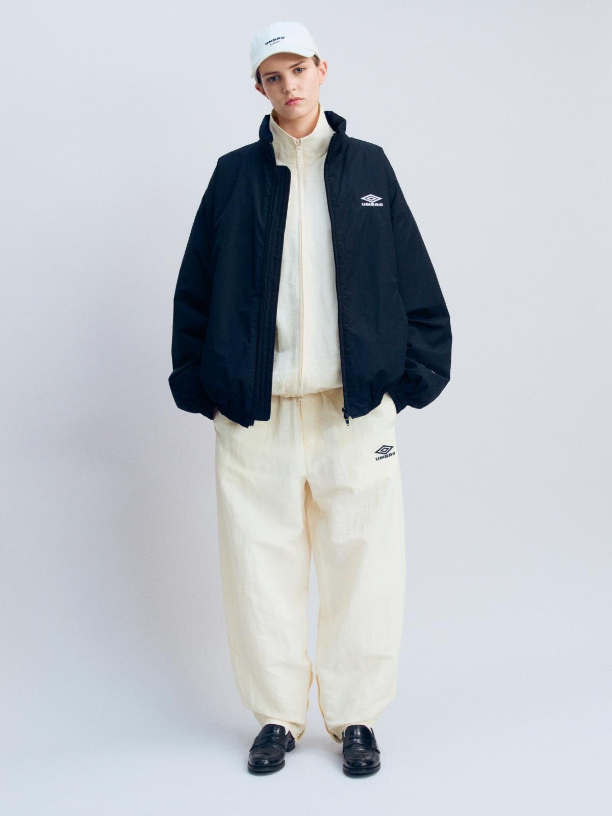 コットン/ナイロン ポプリン パデッドジャケット 92,400円 リネン/ナイロン トラックジャケット 70,400円 リネン/ナイロン トラックトラウザーズ 50,600円 ウォーター リペレント キャップ 17,600円