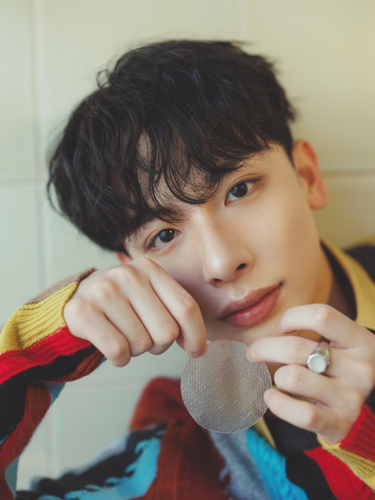 メディキューブの「PDRNピンクコラーゲンゲルトナーパッド」を取り出すよしあきさん