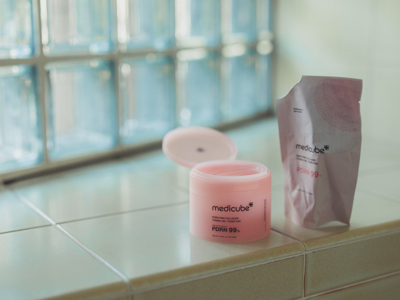 メディキューブの「PDRNピンクコラーゲンゲルトナーパッド」を開封したようす
