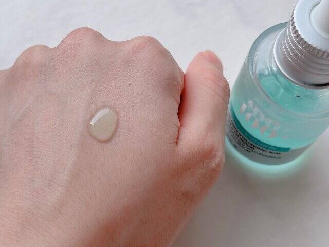 アヌア PDRNヒアルロン酸カプセル100セラム　手の甲に垂らす