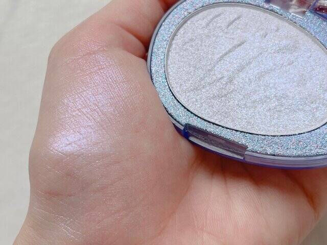 fwee グリッツストーンハイライター HL12 メリーオーロラ　手の平に付けて発色確認