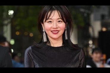 ＜大橋未歩＞スリットから美脚　光沢のあるグラデワンピで　東京国際映画祭レッドカーペットに登場