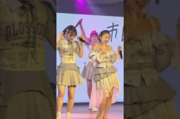 AKB48 倉野尾成美 急遽新ポジのなるちゃんと楽しそうに踊るかすみんを撮ってたら初代総監督高橋みなみと4代目総監督が懐かしい曲踊ってたよ💗 なんの曲かわかるよね？ #Oh_my_pumpkin