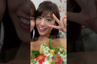 【久慈暁子さんのバッグの中身】イベント司会での登壇日はカラフルなアイテムで自分を鼓舞！