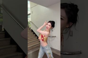 🦊: What do you think? 🐱👍🏻 #ITZY #YEJI #CHAERYEONG #ITZY_GWBG #ITZY_KissAndTell