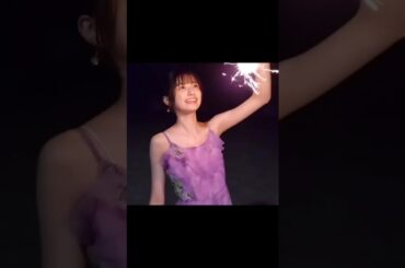 花火をする五百城茉央 251007