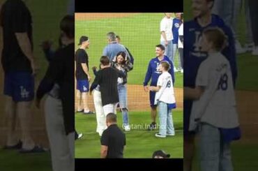 勝利投手の山本由伸選手に飛びついたのはガールフレンド？いえいえ、石原与一さんでは？ナ・リーグ地区シリーズ、ドジャース対パドレス #山本由伸 #ドジャース #大谷翔平