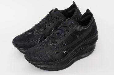 コム デ ギャルソン×ミズノのスニーカー、オールブラックorホワイトの高機能ランニングシューズ - ファッションプレス