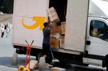 イタリア、低額小包に課税計画　ファッション産業保護へ | ロイター