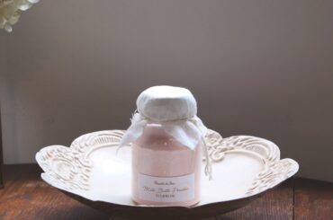 ボディミルク、ヘアバンド、リストバンドがセットに